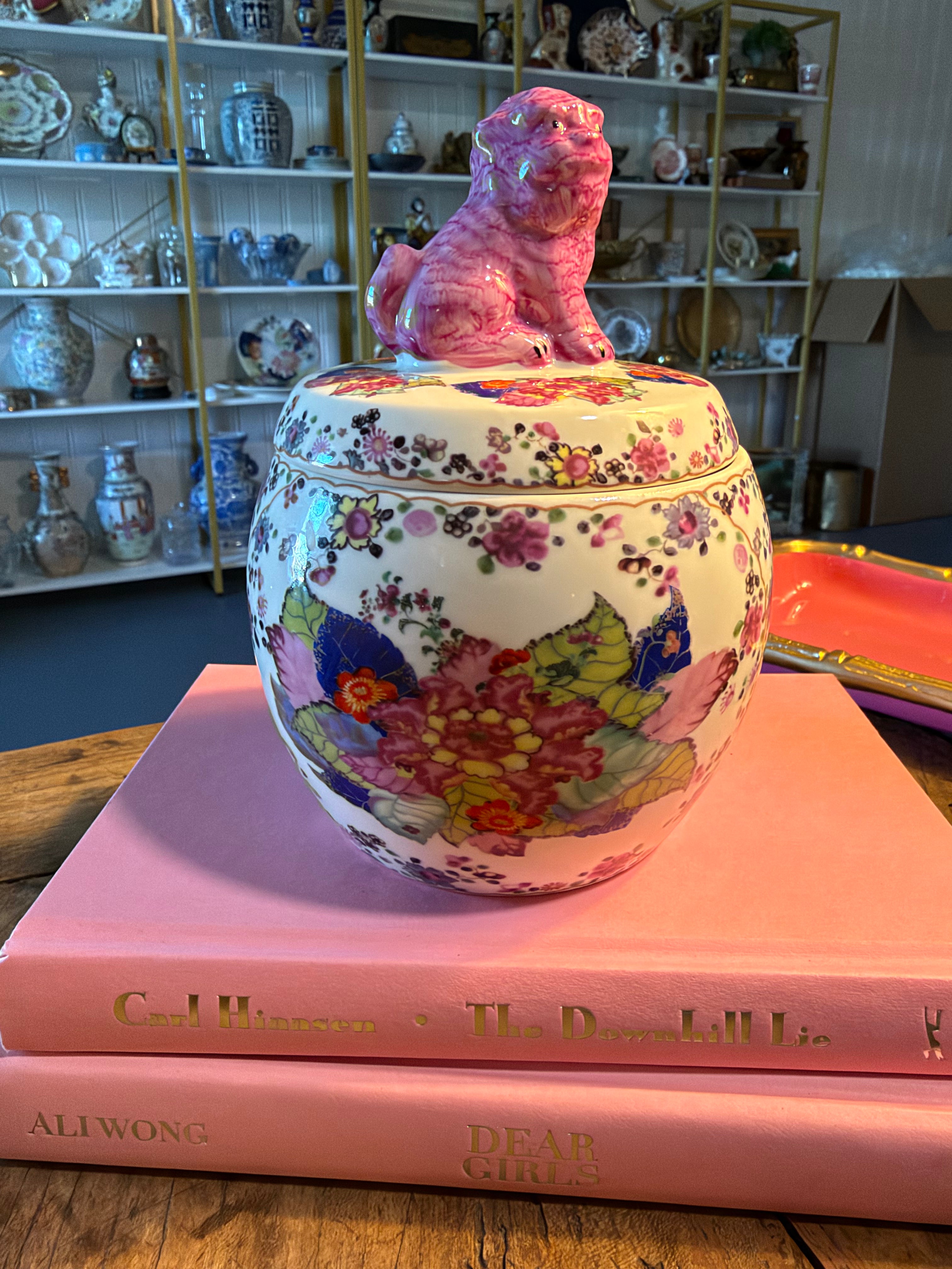 Seda France Tobacco Leaf–Style Ginger Jar Candle with Pink Foo Dog